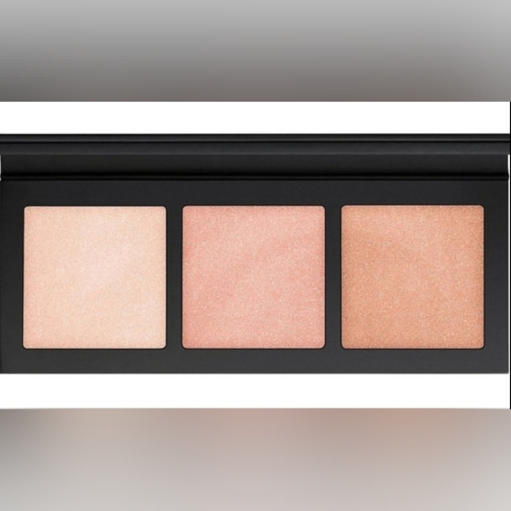 NEW! M.A.C. Hyper Real Glow Palette Get Lit Highlighter